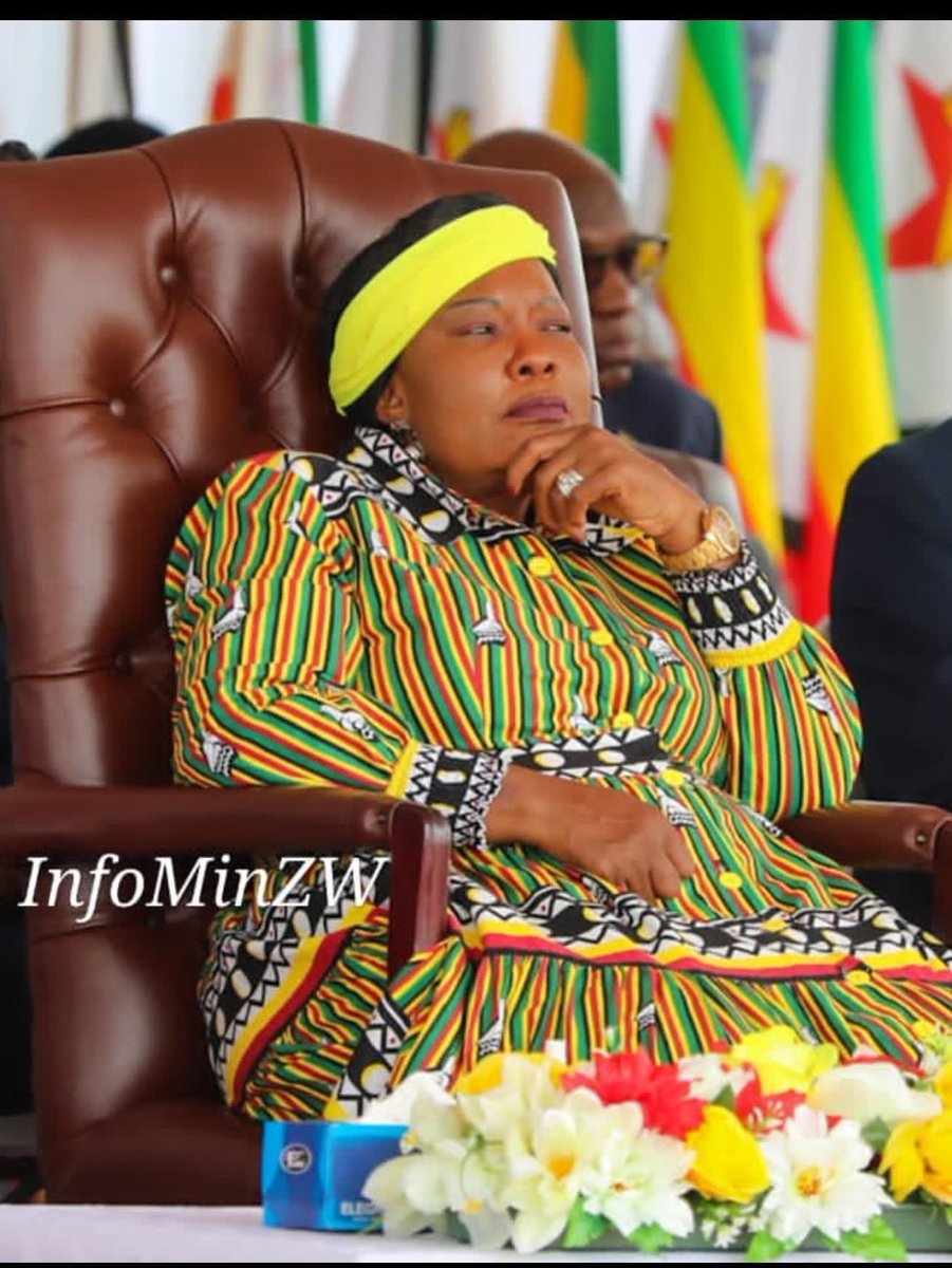 LynneStactia's tweet photo. Tikatengesa watch ya Dr Amai Auxy tinowana Magetsi emwedzi wese  😂 https://t.co/zczmrDs54B