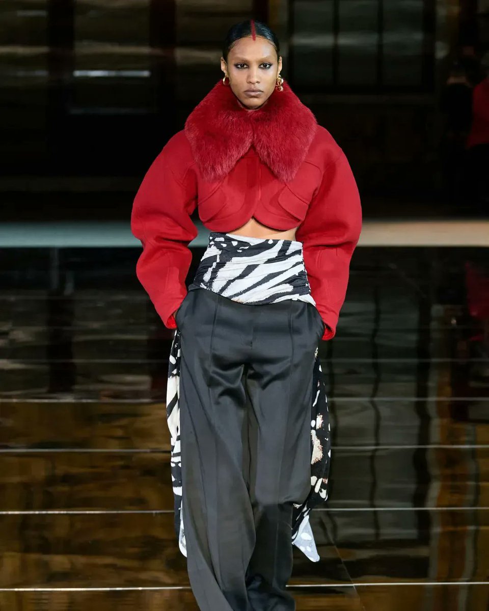 pologeorgis's tweet photo. Seeing Red. Fall.Winter 2023 #NYFW
Straight from the runway - Prabal Gurung
#pologeorgis #prabalgurung #designer #NYFW #runway #fashion #fallfashion #shearling #strongerincolour #fashionweek #nypl #luxury #frontrow #styleinsp https://t.co/BBINJCsteu