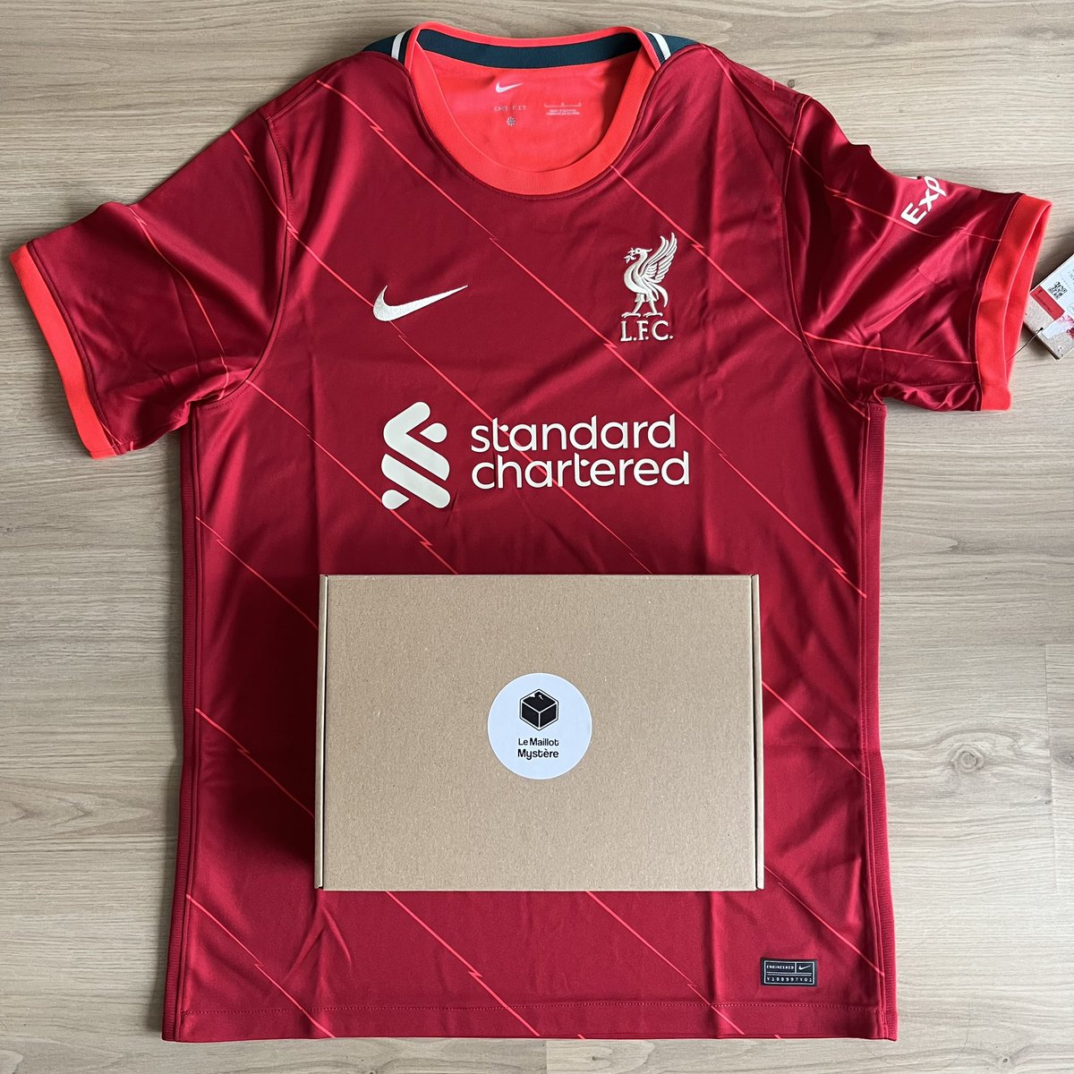 MaillotMystere's tweet photo. Bonjour à tous ! 🌍

Nous sommes heureux de vous présenter un nouveau maillot de la légendaire équipe de Liverpool en Angleterre ! 🏴󠁧󠁢󠁥󠁮󠁧󠁿

 Nous avons le plaisir de vous annoncer que certains d'entre vous auront la chance de recevoir ce magnifique maillot dans leur box mystère.📦 https://t.co/uAUGE0RNV6