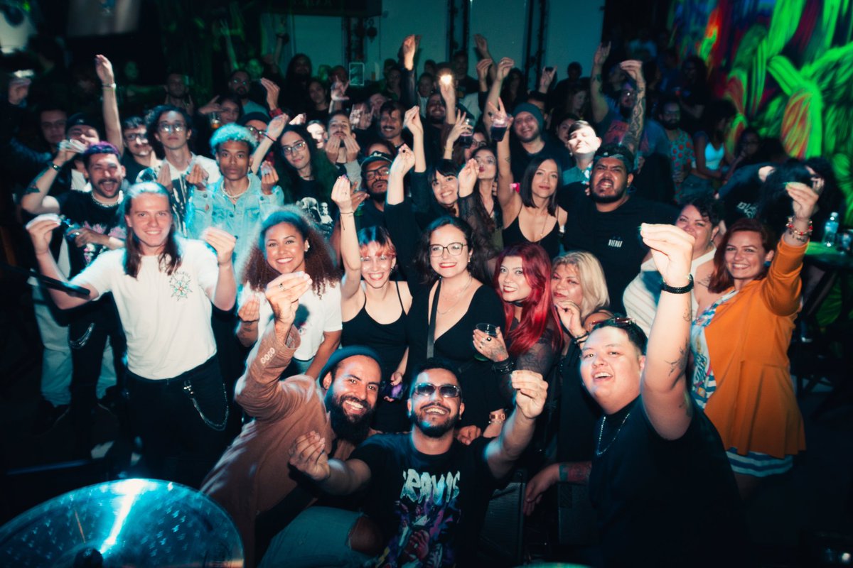 viennabanda's tweet photo. QUE DOIDERA!

muito obrigado Indaiatuba! fim de semana insano e a gente não podia tá mais feliz.
valeu dms todo mundo que cantou e pulou junto com a gnt.🫰🔥

agora a festa é em Diadema, no @1100studio junto com @disastercities e @farfromalaska.
tão prontos?

ingressos na bio. https://t.co/SvAuSB7aWo