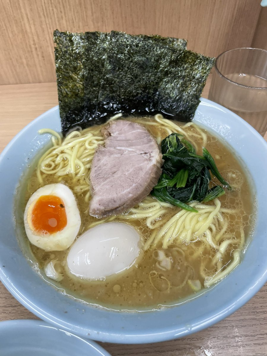 2003325Y's tweet photo. 何かと久しぶり武蔵家日吉
めちゃくちゃに美味い
やっぱり格別
安心感と満足感
麺中でライスは小で https://t.co/HWaVyewjbd