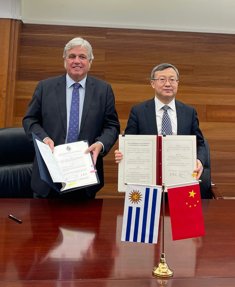 CancilleriaUy's tweet photo. Finalizada la audiencia, los jerarcas procedieron a la firma de un memorándum de entendimiento por el cual se establece un grupo de trabajo para la inversión y la cooperación económica.
👇 https://t.co/FDs5Mvzbmz