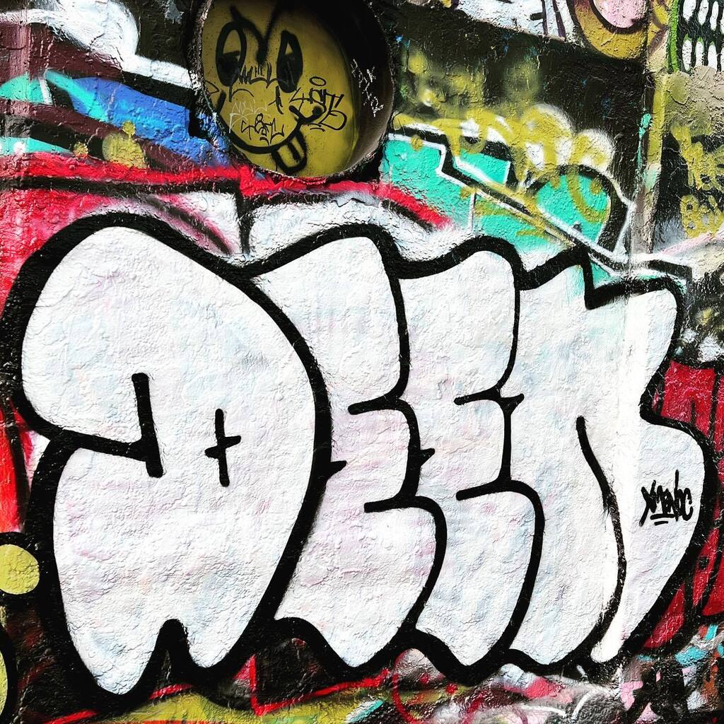 Crispy Like KFC 😋🌟🤣#xmencrew #noccrew #nycgraffiti #blackandwhite #fatcap #bubbleletters #throwies #nycgraffiti #adventure #live #love #strive #citylife #nyc #dtsp #saintpetersburg #urbanadventures #ilovegraffiti #artissin instagr.am/p/CrLvAzur8rQ/