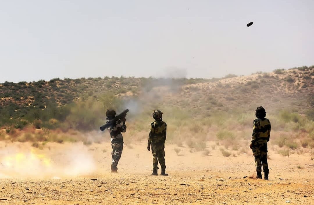 BSF_Rajasthan's tweet image. 🄿🄸🄲🅃🅄🅁🄴 🅂🄿🄴🄰🄺🅂 🅃🄷🄾🅄🅂🄰🄽🄳 🅆🄾🅁🄳🅂
🇮🇳 🇮🇳 

#BSF
#FirstLineofDefence
#RocketLauncher