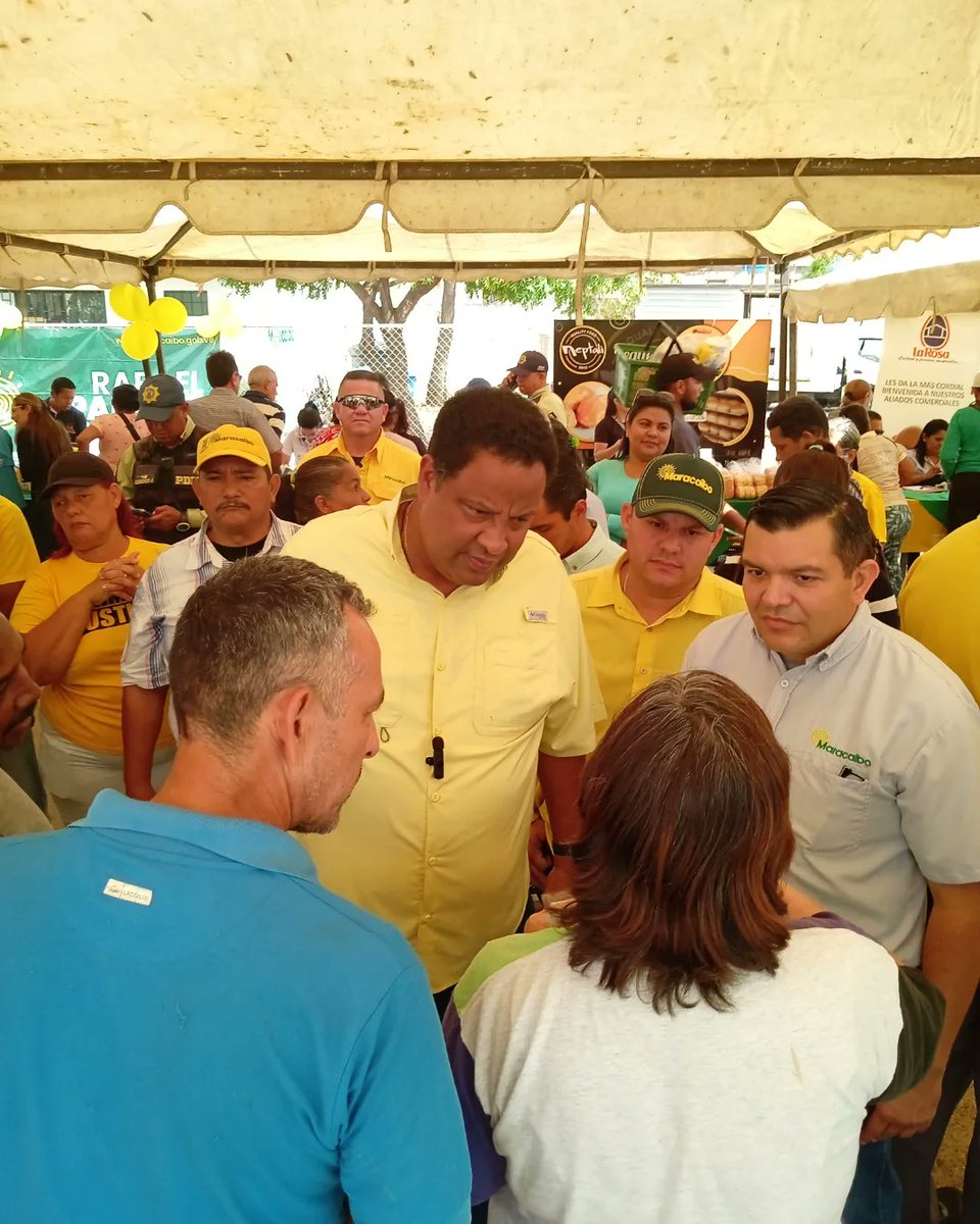 ManuelDagninoPJ's tweet photo. ¡Mercado a cielo abierto para las comunidades!🤝🏻

La @mcboalcaldia a través de @FundepoMcbo_, realizó la feria alimentaria en el sector #LagoAzul (casas) de la #ZONA10,  nuestro alcalde @RafaelRamirezC es una mano amiga que brinda soluciones a nuestra metropolis Maracaibo. https://t.co/8slivQWzEX