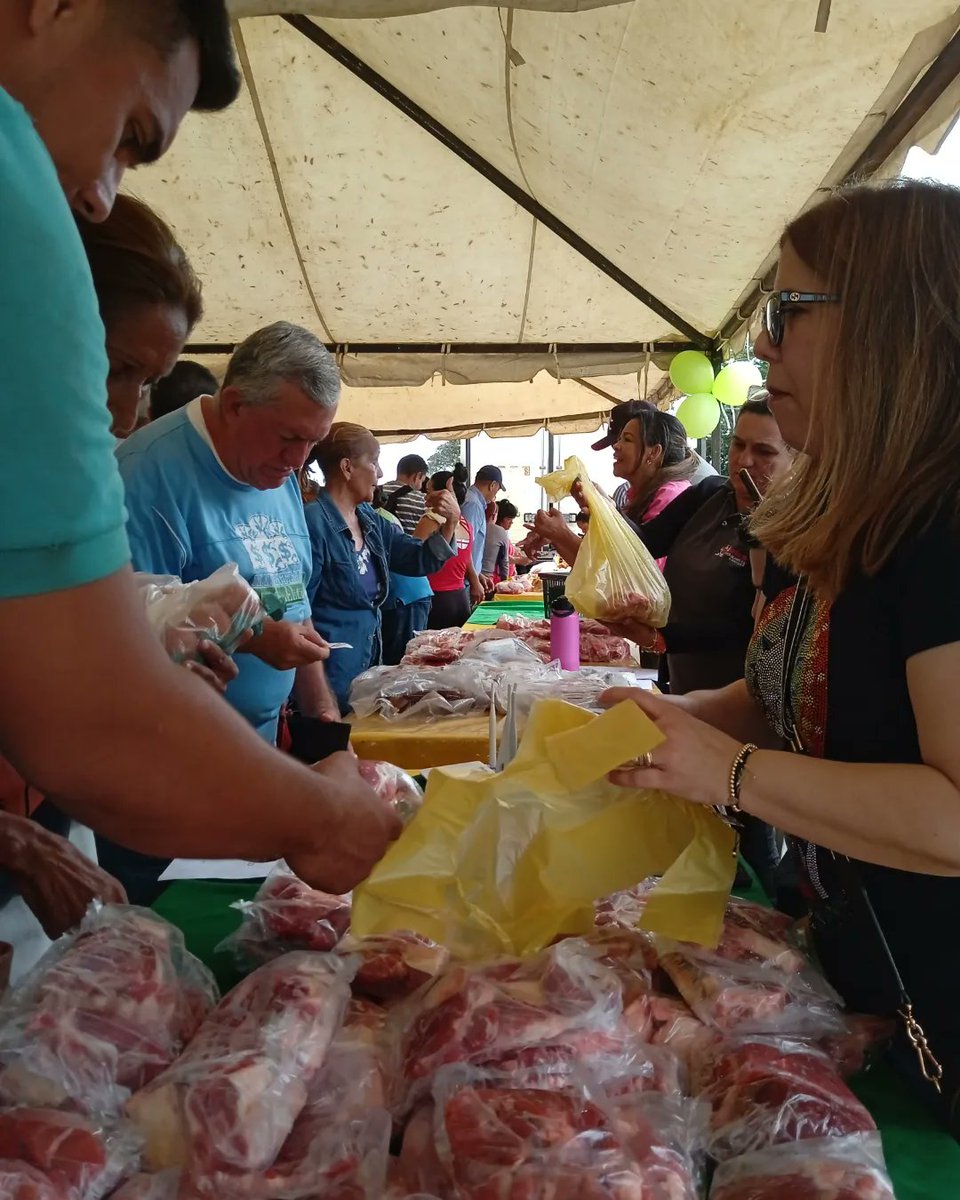 ManuelDagninoPJ's tweet photo. ¡Mercado a cielo abierto para las comunidades!🤝🏻

La @mcboalcaldia a través de @FundepoMcbo_, realizó la feria alimentaria en el sector #LagoAzul (casas) de la #ZONA10,  nuestro alcalde @RafaelRamirezC es una mano amiga que brinda soluciones a nuestra metropolis Maracaibo. https://t.co/8slivQWzEX