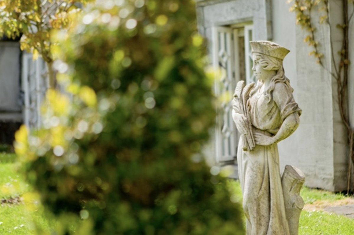 BallyseedeCastl's tweet photo. Take a step through time and admire the incredible historical details of Ballyseede Castle.
Before you step foot into the medieval Irish Castle, you will be greeted by historic statues and monuments which are dispersed around the Castle estate.
#castlehistory #castle #irish https://t.co/kEta0MgAUq