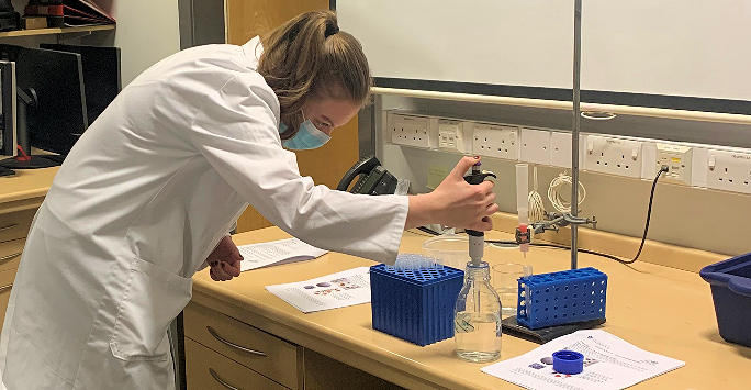 LivUniISMIB's tweet photo. Seven A-level Chemistry Students from @RangeHighSch recently joined Dr @jill_madine and Dr Marie Phelan in the @livuniLivSRF for their annual Analytics Day. Read all about their day here: https://t.co/En1DmHEr8j https://t.co/DQI22LtRIP