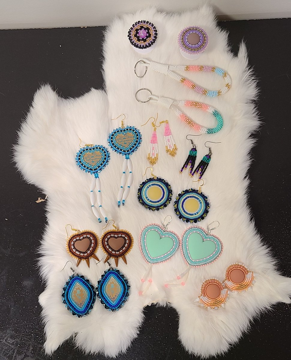MkWhess's tweet photo. Everything I have that's available!
Pop sockets, keychains, and earrings.
DM to purchase ✨️ https://t.co/eyTHCCpGth