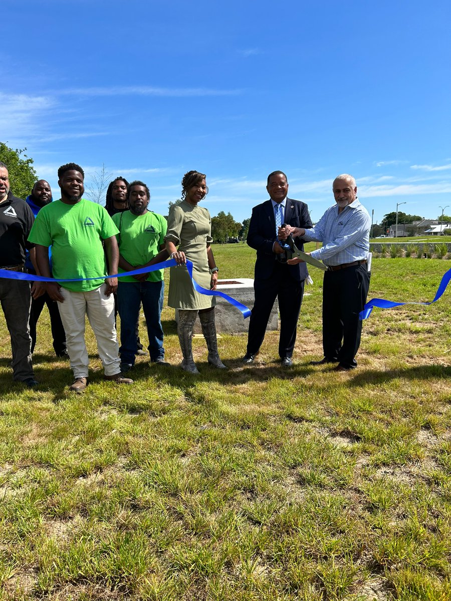 SWBNewOrleans's tweet photo. Today we cut the ribbon on our Bayou St. John Green Infrastructure Project, officially expanding our stormwater management capacity by 55,800 gallons – about 1,100 bathtubs.

Learn more: https://t.co/xm17ZVSDUL https://t.co/nOqKQFIAXd