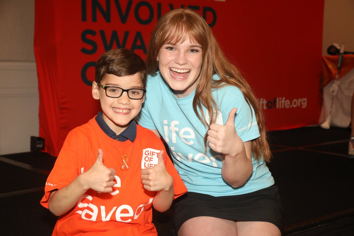 GiftofLife's tweet photo. 👍 👍 Double thumbs up for Hayden who met the girl who saved his life at yesterday's #CelebrityGolf tournament! This was a heartwarming introduction between blood cancer patient and lifesaving donor. #LifeGiven #LifeSaved https://t.co/IbYrvrK6gw