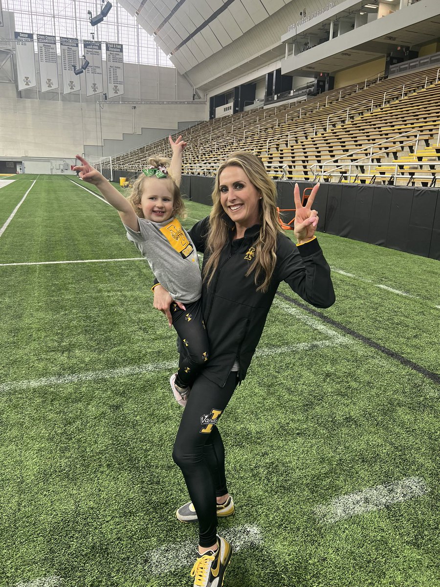 BeautyBabesBall's tweet image. Lola and I representing @idahovandalsfb spring ball practice. Yay to MOM AND ME matching leggings!👧🏼🙋🏼‍♀️💛🏈🖤✌🏼's⬆️
#momandmefashion #govandals #vandals #footballfamily #Lola #3yearsold #momandme #leggings #footballwife #coachswife #coachskid