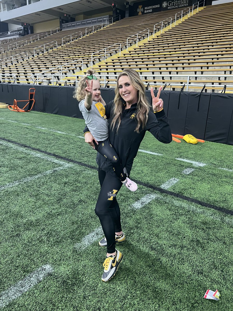 BeautyBabesBall's tweet image. Lola and I representing @idahovandalsfb spring ball practice. Yay to MOM AND ME matching leggings!👧🏼🙋🏼‍♀️💛🏈🖤✌🏼's⬆️
#momandmefashion #govandals #vandals #footballfamily #Lola #3yearsold #momandme #leggings #footballwife #coachswife #coachskid