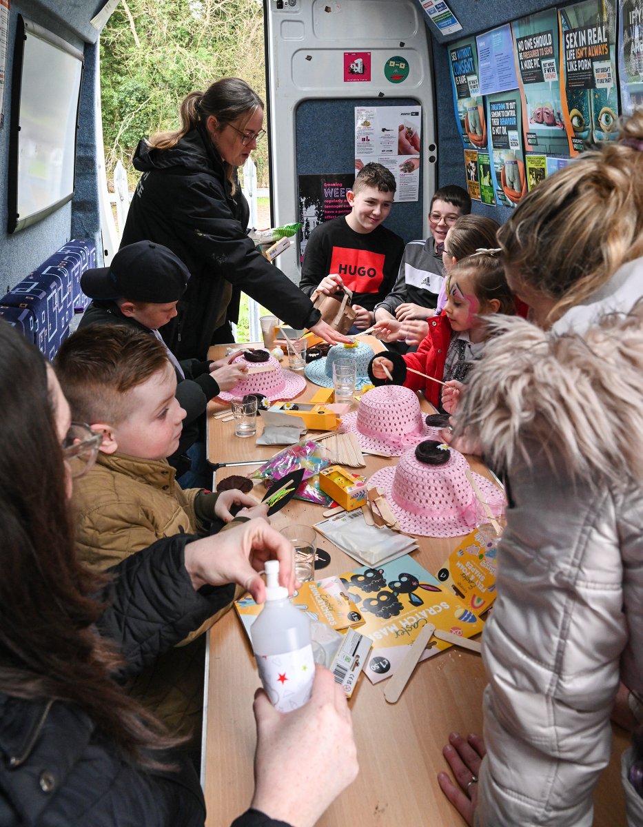 LeedsGATE's tweet image. Take a look at some photos from our Easter holiday clubs across West Yorkshire🥚

Everyone really enjoyed themselves!
BIG thanks to @leedslibraries @foodwiseleeds  @boomchikkaboom @EarlyHelpLeeds for helping make this happen and all the families for joining in despite the weather