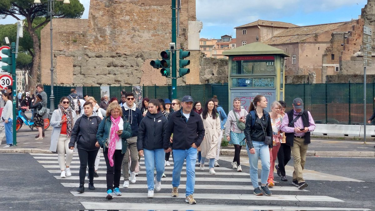 yichen1001's tweet photo. It’s an honor to attend the @RMeSResearch course in Rome with Marcel @MJBroersma and Karin @kfvanes, and nine other creative colleagues. It is such a memorable experience to practice #datawalking in this amazing city! https://t.co/iZYjb8fbII
