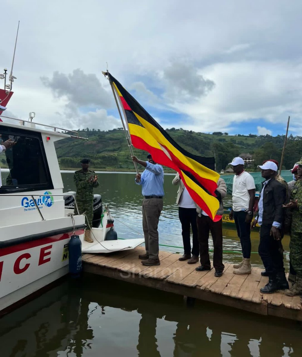 MinofHealthUG's tweet photo. Gen. @mkainerugaba flags off a boat ambulance on the shores of Lake Bunyonyi in Kabale District. This is among the ambulances procured with support from @gavi. This will enhance Emergency Medical Services for communities in the islands and surrounding areas.

📷: Courtesy. https://t.co/KUGjIQrPZ6