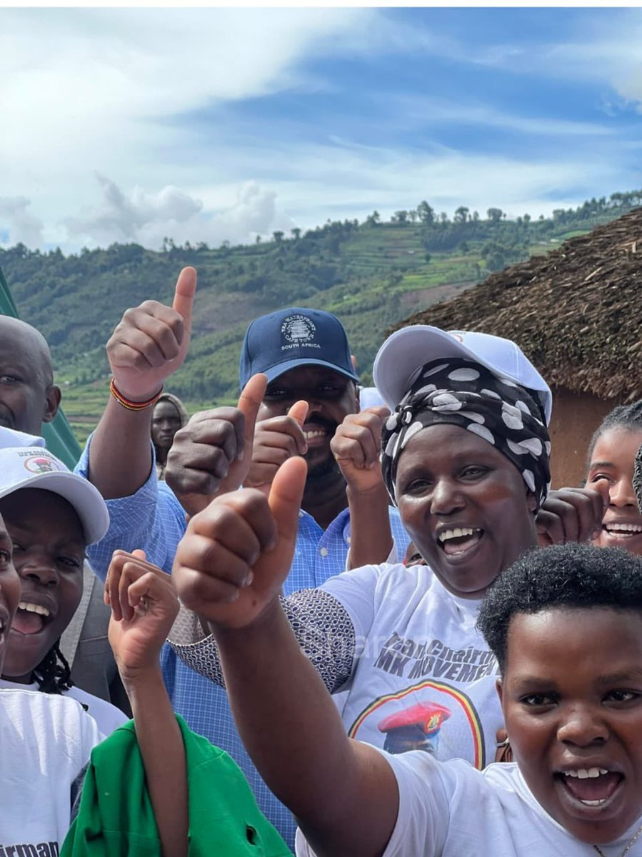 MinofHealthUG's tweet photo. Gen. @mkainerugaba flags off a boat ambulance on the shores of Lake Bunyonyi in Kabale District. This is among the ambulances procured with support from @gavi. This will enhance Emergency Medical Services for communities in the islands and surrounding areas.

📷: Courtesy. https://t.co/KUGjIQrPZ6