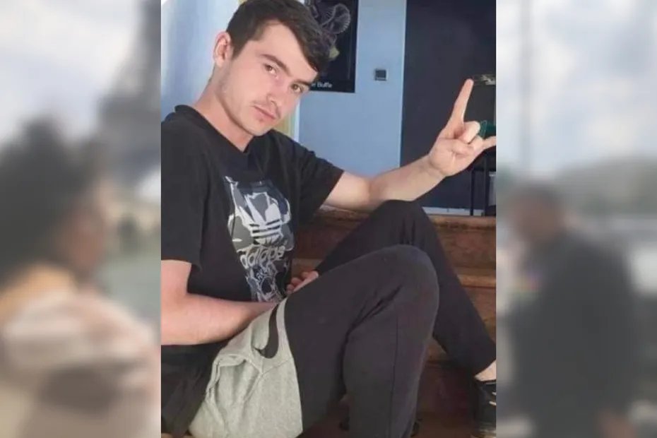 la1ere's tweet photo. 🔴 Jeune Calédonien disparu dans la Seine : la communauté kanak lui rend hommage à Paris 

💻📲 https://t.co/xpRyAN4niy https://t.co/5K2Np1pXht