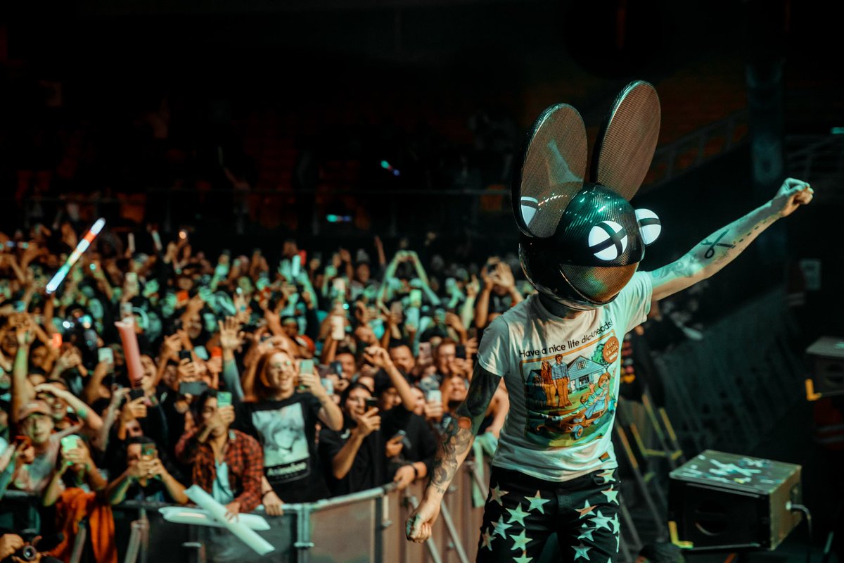 deadmau5's tweet photo. thx Santiago!!! <3 https://t.co/GBgIbt12Ty