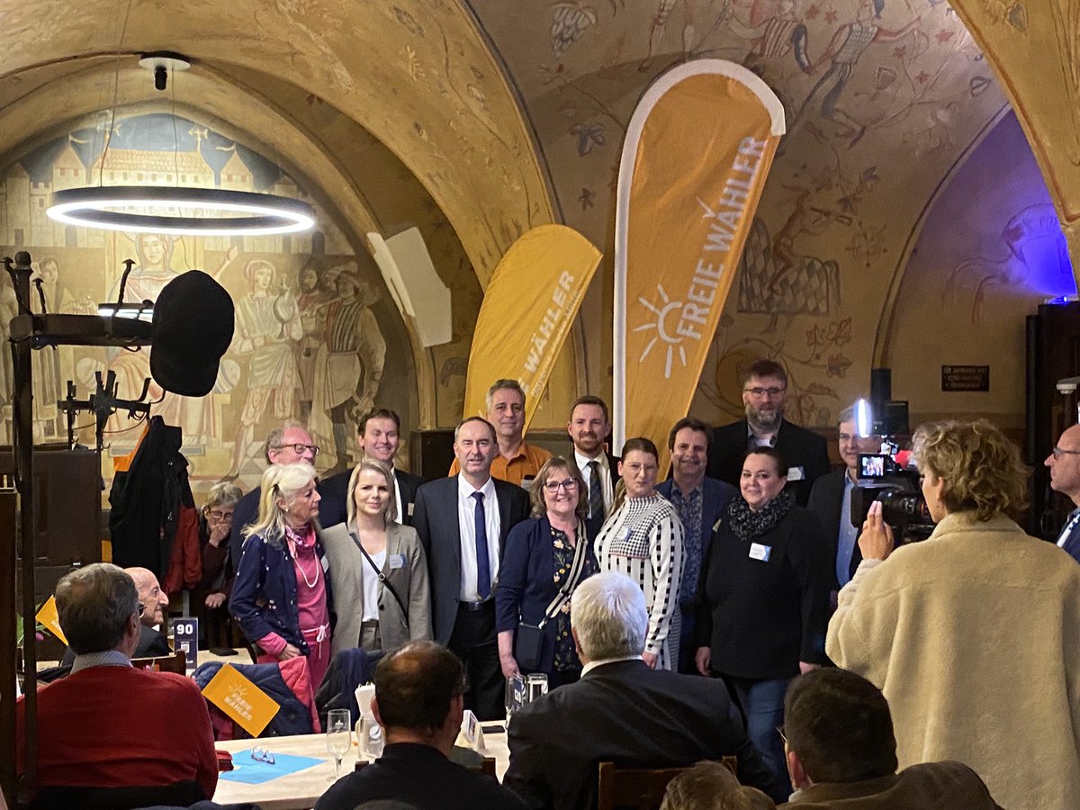 HubertAiwanger's tweet photo. Volles Haus gestern Abend bei #FREIEWÄHLER #Nürnberg mit Vorstellung der Kandidaten für Landtag u Bezirkstag! Für Innere #Sicherheit, Stärkung des #Eigentums/Abschaffung der #Erbschaftssteuer, gegen ideologischen #Heizungstausch/#Sanierungszwang, #Auto nicht aus Städten mobben! https://t.co/zpUcnDUgeT