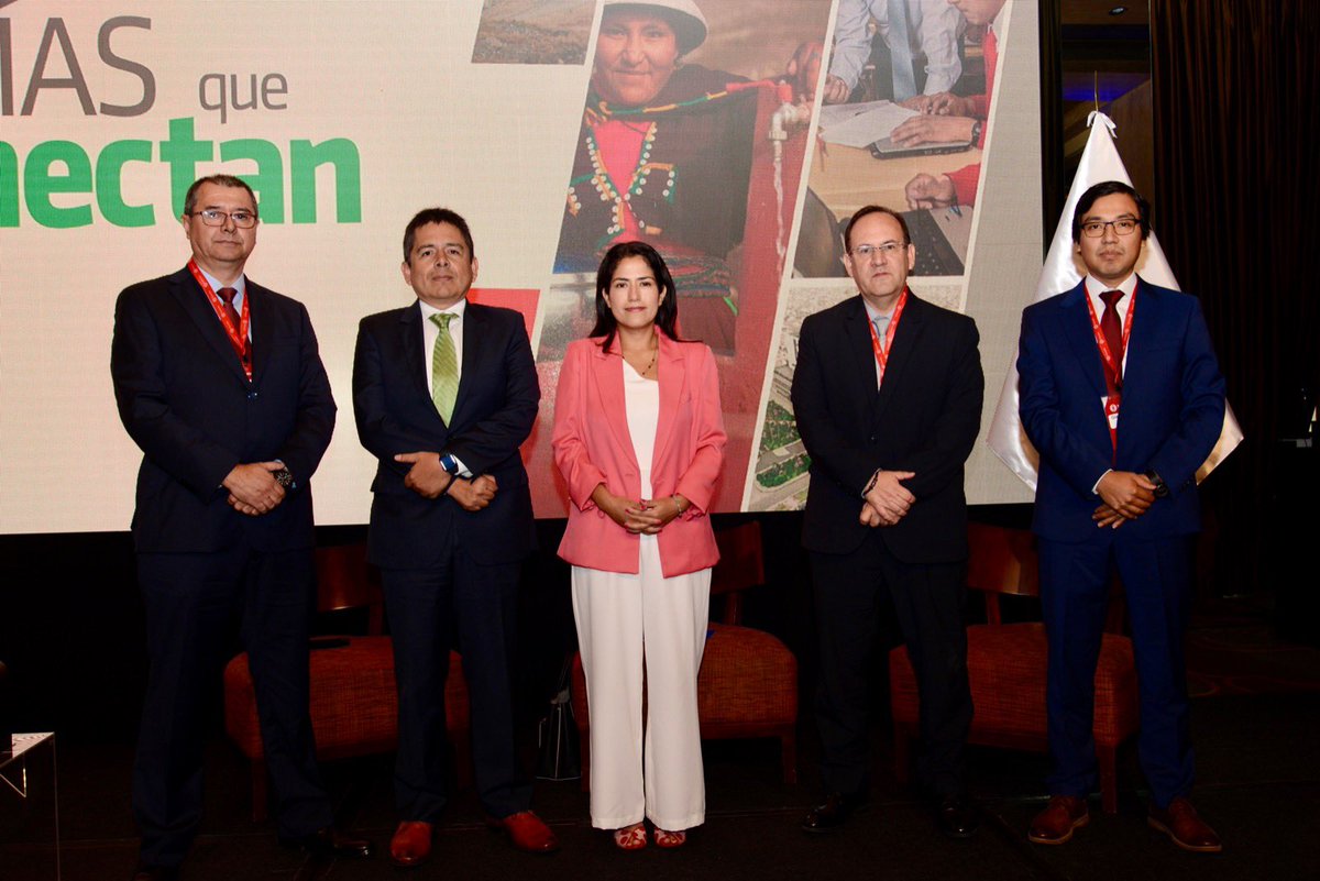 ProInversionPe's tweet photo. Fotogalería📸| El titular de #PROINVERSIÓN, José Salardi y la titular del @MTC_GobPeru, Paola Lazarte, participaron en la presentación de los proyectos Carretera Longitudinal de la Sierra - Tramo 4 y el Ferrocarril Huancayo – Huancavelica.
#GenerandoConfianza en un #PaísQueCrece. https://t.co/chKOL96FwY