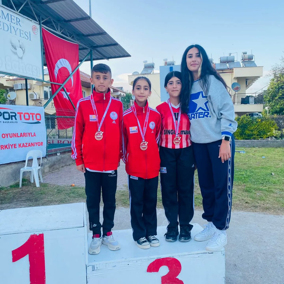 EdaSayak's tweet photo. Türkiye Petank Şampiyonası Küçük Takımlar 3. ❤️🥉
15-18 Nisan Antalya-Kemer'de düzenlenen Türkiye Petank Şampiyonasına katılmamızda bize destek olan @ZiyaSozen teşekkür ederim.
@MustafaLog80 
@GSB_Bingol 
@kasapoglu 
@trtsporyildiz 
@MutluTurkmen https://t.co/qJx8iNKkua