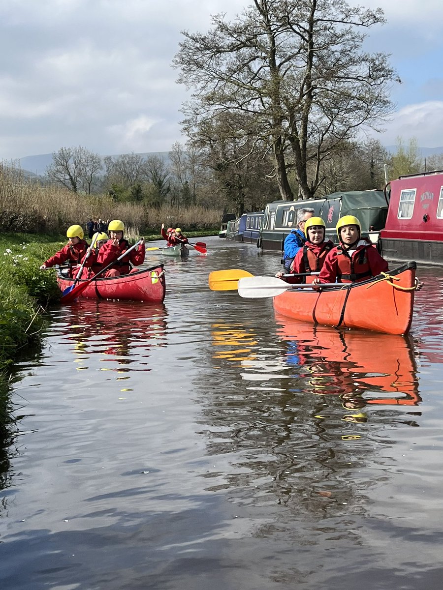 CoedGlas2023's tweet photo. Half the groups hit the canals today canoeing in the sunshine! #storeyarms https://t.co/xV6zFv42TR