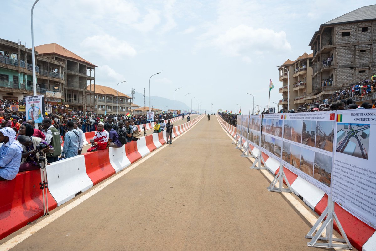 President Kagame and H.E. Col. Mamadi Doumbouya also witnessed the inauguration of a highway interchange connecting Kagbélen to Conakry that is now named after President Kagame. The completed infrastructure will ease movement between major industrial cities and Conakry as well as
