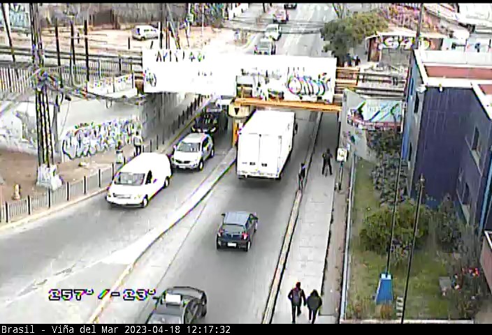 TTIOhiggins's tweet photo. Precaución #Rancagua a esta hora camión detenido bajo puente Baquedano dirección poniente por exceso de altura. 12:18 hrs https://t.co/CsZM66ZJYK