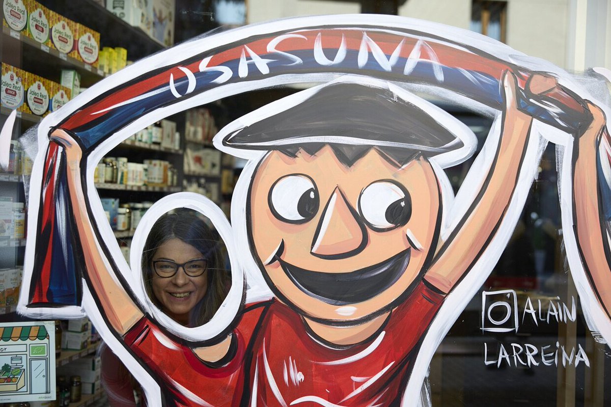 NoticiasNavarra's tweet photo. FOTOS | Escaparates rojillos: Alain Larreina pinta en tiendas de Pamplona divertidos dibujos de la Copa
#Copadelrey #OsasunaRealMadrid #Osasuna #RealMadrid 
https://t.co/dmQaJZZ3rp https://t.co/rIuZqVXiDa