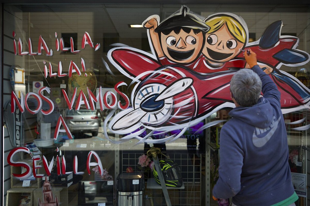 NoticiasNavarra's tweet photo. FOTOS | Escaparates rojillos: Alain Larreina pinta en tiendas de Pamplona divertidos dibujos de la Copa
#Copadelrey #OsasunaRealMadrid #Osasuna #RealMadrid 
https://t.co/dmQaJZZ3rp https://t.co/rIuZqVXiDa