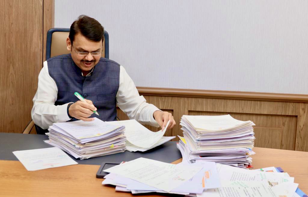 Dev_Fadnavis's tweet photo. Mission #NoPendency !
Office work. Clearing pendencies..
कार्यालयीन कामकाज.. 

#worklife #govt #files #sign #Mumbai #AapleSarkar #sarkar #people #Maharashtra #sevak https://t.co/g3bst3nD2o