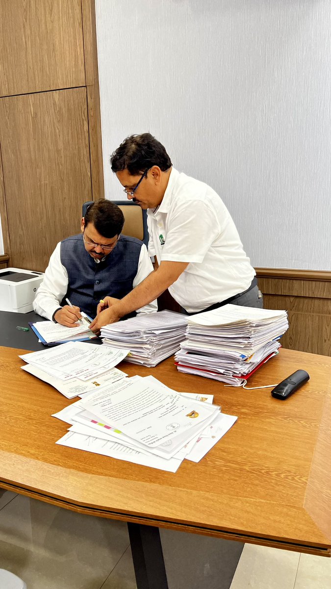 Mission #NoPendency !
Office work. Clearing pendencies..
कार्यालयीन कामकाज.. 

#worklife #govt #files #sign #Mumbai #AapleSarkar #sarkar #people #Maharashtra #sevak