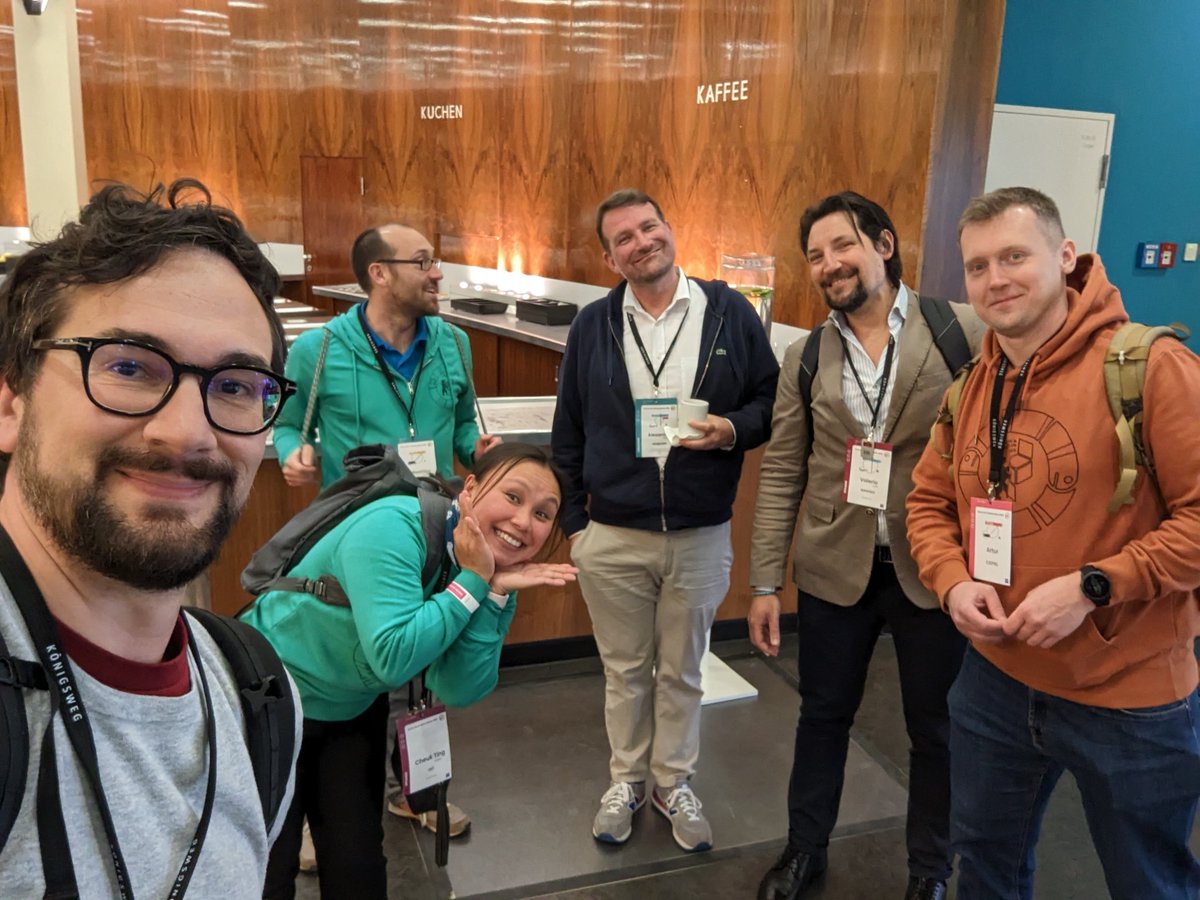 pauloxnet's tweet photo. After lunch I attended the "hallway track" at PyCon DE 2023 🇩🇪🐍

After giving my talk, it was the best way to relax a bit, answer some questions about my talk and chat with tons of people 🗣️

#PyConDE #PyCon #HallwayTrack #PythonSpeakingTour https://t.co/VmIFJcFUPf