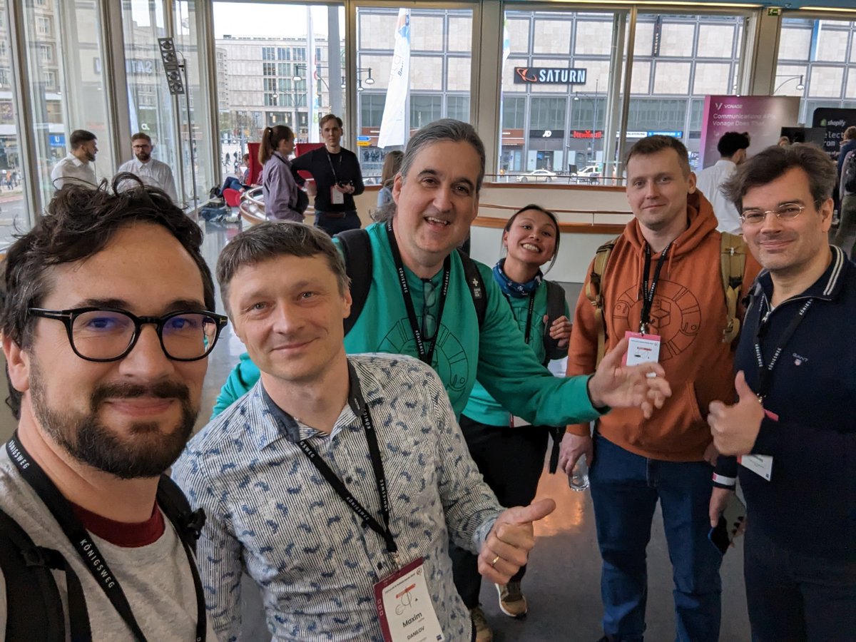 pauloxnet's tweet photo. After lunch I attended the "hallway track" at PyCon DE 2023 🇩🇪🐍

After giving my talk, it was the best way to relax a bit, answer some questions about my talk and chat with tons of people 🗣️

#PyConDE #PyCon #HallwayTrack #PythonSpeakingTour https://t.co/VmIFJcFUPf