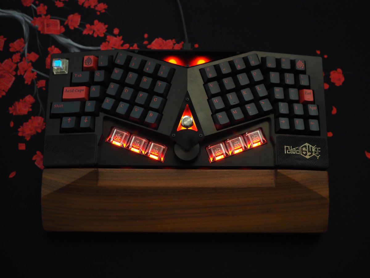 Salicylic_acid3's tweet image. ちょっと梱包に疲れたので息抜きでAcid Caps JPの撮影をしました。
うーん、とても格好いい気がするぞ！
#Naked64SFv3
#Guide68
#hyc_en
#AcidCaps
#自作キーボード