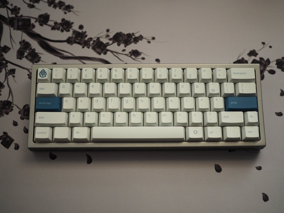 Salicylic_acid3's tweet image. ちょっと梱包に疲れたので息抜きでAcid Caps JPの撮影をしました。
うーん、とても格好いい気がするぞ！
#Naked64SFv3
#Guide68
#hyc_en
#AcidCaps
#自作キーボード