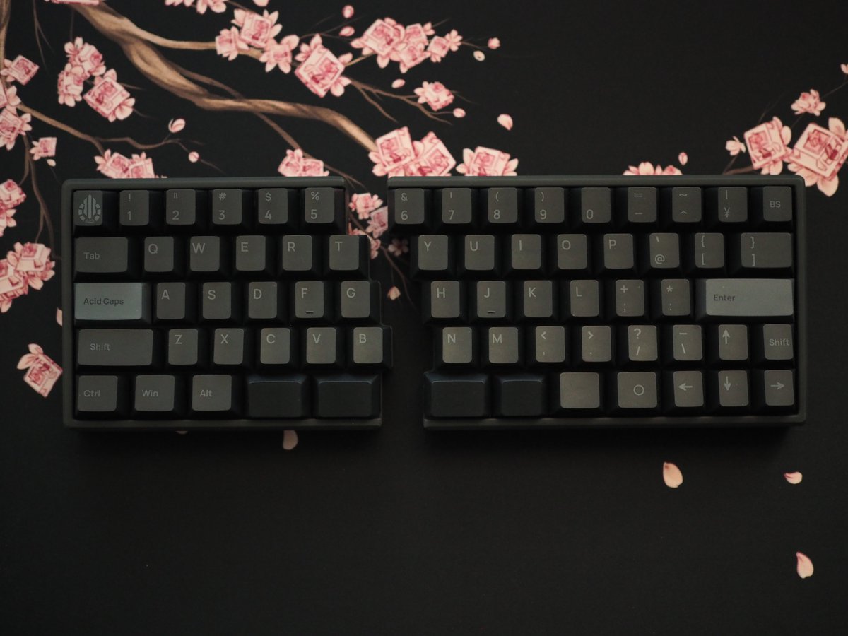 Salicylic_acid3's tweet image. ちょっと梱包に疲れたので息抜きでAcid Caps JPの撮影をしました。
うーん、とても格好いい気がするぞ！
#Naked64SFv3
#Guide68
#hyc_en
#AcidCaps
#自作キーボード