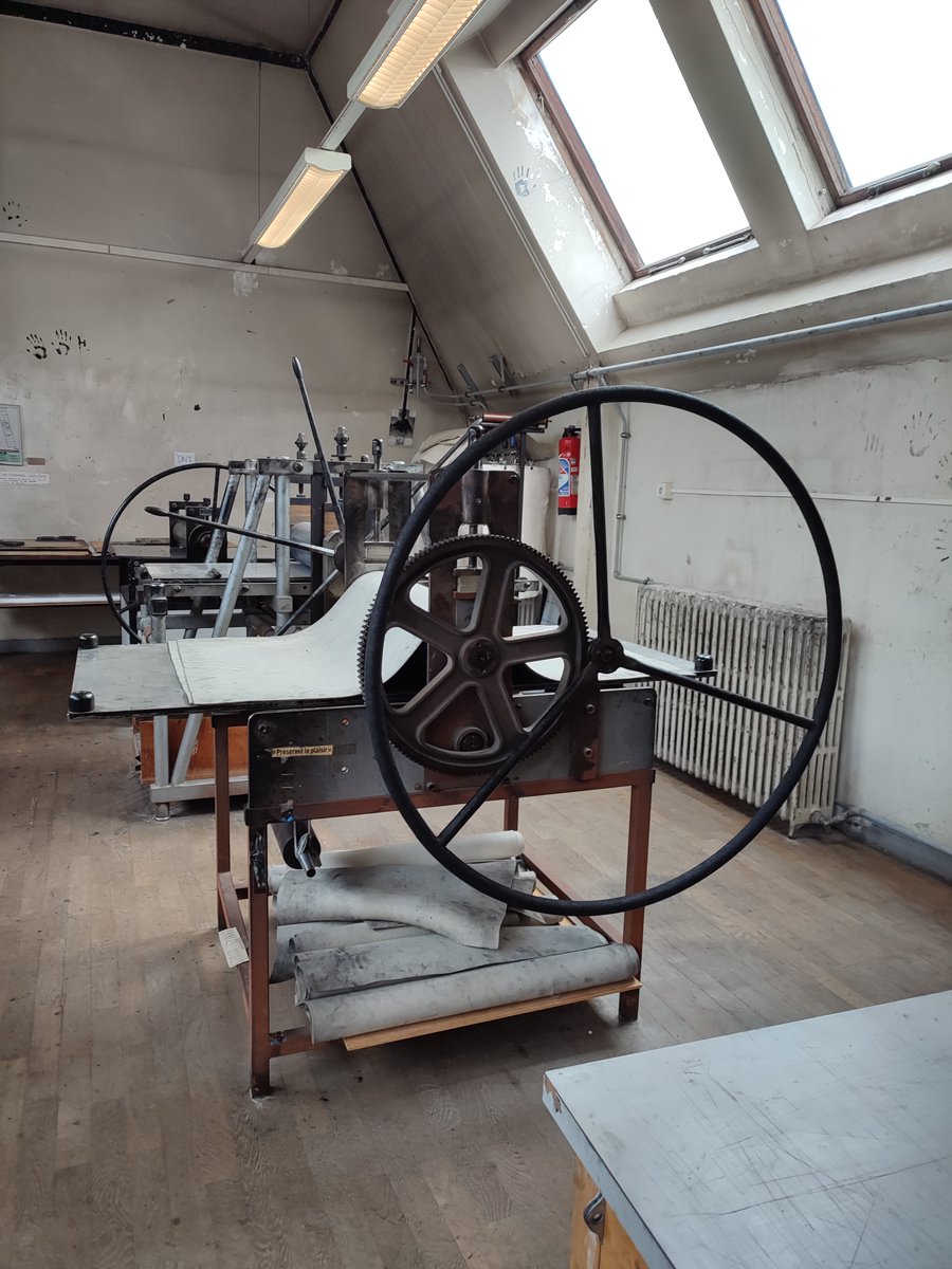 RemiMathis's tweet photo. Un bel après-midi à l'école #Estienne dans le cadre de la formation sur l'estampe que je donne à l'@Ecoledeschartes - mille mercis au professeur de gravure, Louis Boursier https://t.co/SedyQ56hp5