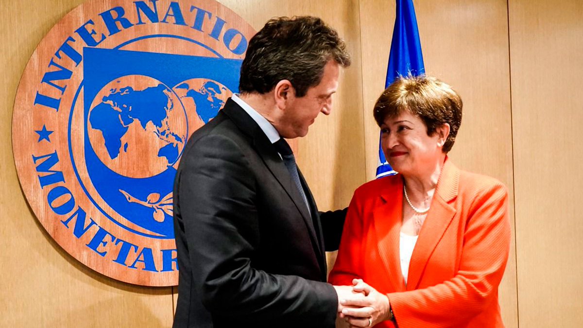 idemocraciaAR's tweet photo. La permanente extorsión del FMI a raíz de los acuerdos leoninos de 2018 y 2021 colocan a la Argentina al filo del abismo. Una derrota del peronismo en 2023 podría implicar un retroceso de la segunda oleada al escenario del empate hegemónico. https://t.co/IWeYJIO338