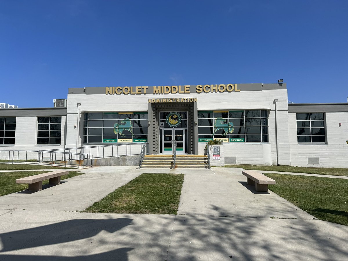 BanningUnified's tweet photo. We visited @NicoletMiddle yesterday and what a fantastic campus. The hallways had several murals painted by their students and a cool bulletin board filled with advice &amp; words of affirmation! Well done students 😊 #BanningUSD https://t.co/MVJyfm15rh