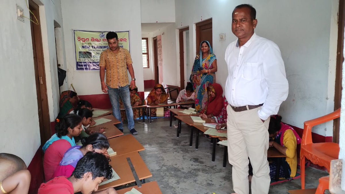 KendraparaAdh's tweet photo. Surprise visit of ADH alongwith HPO to MCM training centre on Palm leaf engraving craft &amp; Bamboo Craft at Karilopatana &amp; Kantia respectively @HTH_Odisha @DhciOdisha https://t.co/2ImgeOhfHe