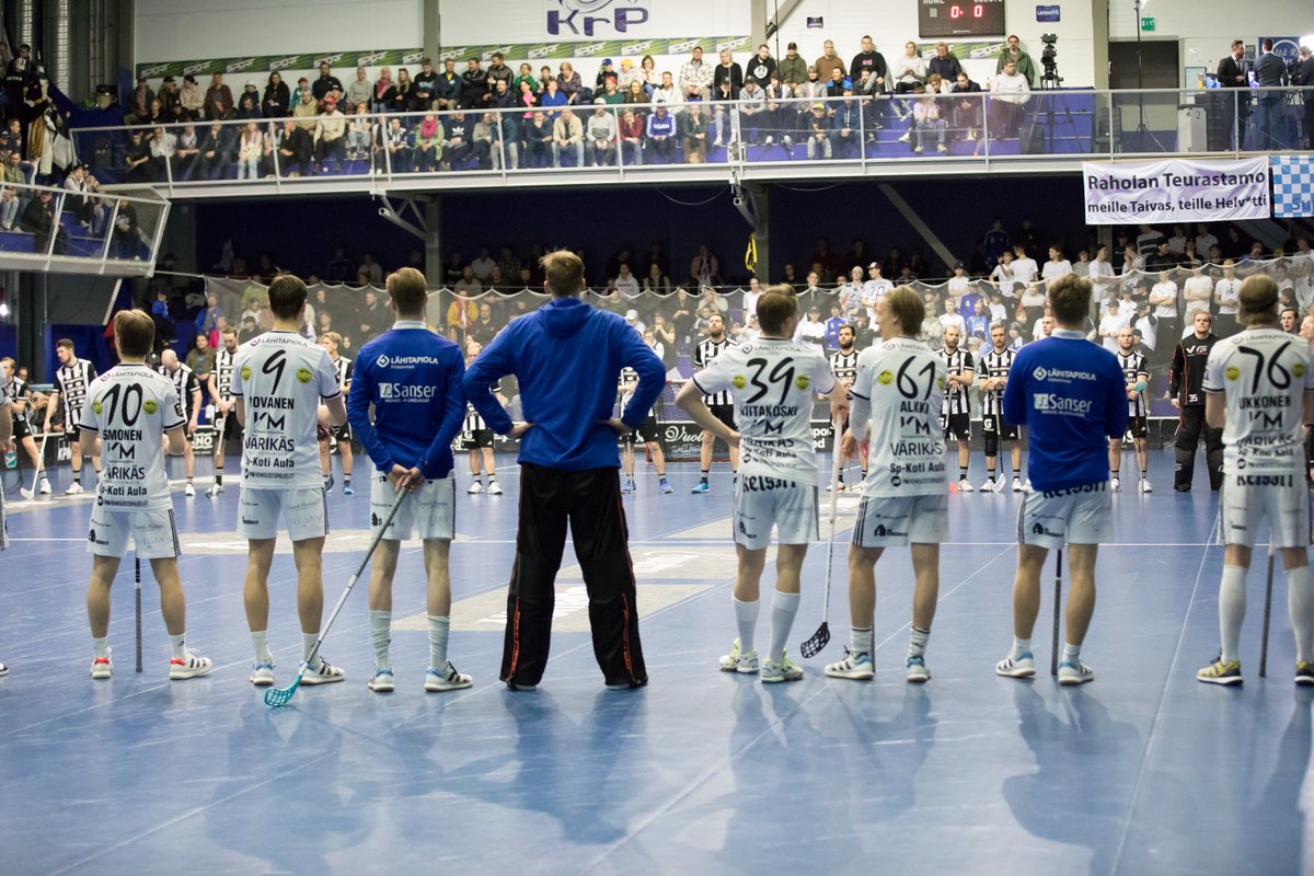 Miesten F-liigan kolmas finaali käynnissä lämpimässä Raholassa. Kuvia <a href="/nokiankrp/">Nokian KrP</a> - <a href="/TPSSalibandy/">TPS Salibandy</a> tulossa illan mittaan tänne:
salibandyliitto.kuvat.fi/kuvat/F-liiga,…
#salibandy <a href="/f_liiga/">F-liiga</a> <a href="/paakallofi/">Pääkallo.fi</a> <a href="/Salibandyfi/">Salibandy.fi</a>