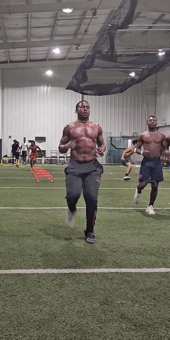 CoachHambrite's tweet photo. When your O-lineman looks like this, something is going right.  BETTER DE though! @zamir_caffie 
People talk about being slept on... he is top 5 most important people on this team BECAUSE he's the HARDEST worker on the team... and film don't lie 👇🏾 6' 220
https://t.co/PJEabTC1Hf https://t.co/WBTvxDdZi9