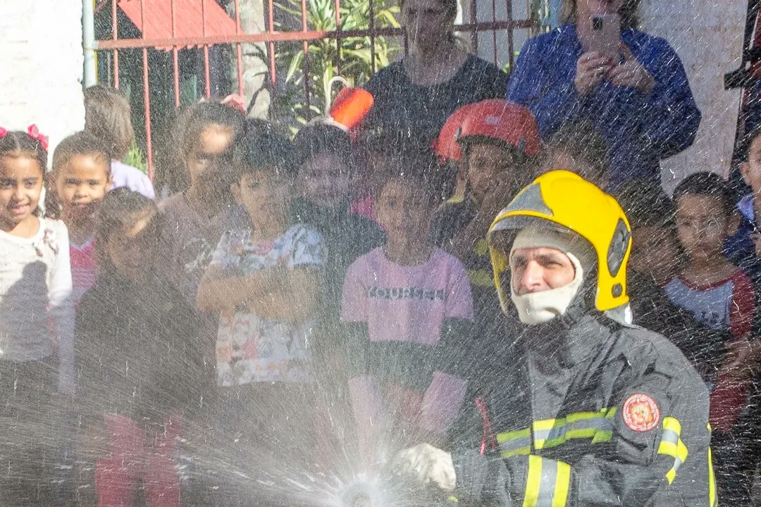 4bbmcbmrs's tweet photo. O CBMRS de Santa Maria, na manhã de hoje esteve  presente na Escola Municipal de Educação infantil Ady Schneider Beck, onde a guarnição do 3⁰ Pelotão da 1ªCia BM conversou e demonstrou os equipamentos de combate a incêndio. https://t.co/ewXsMoIPSX