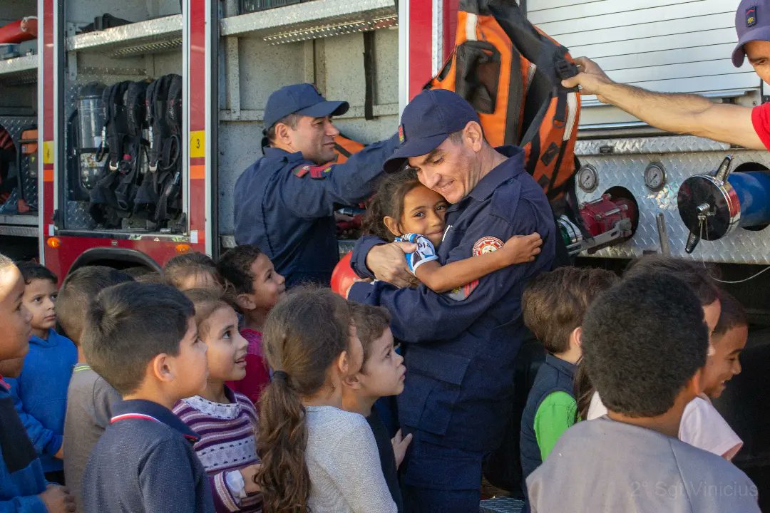 4bbmcbmrs's tweet photo. O CBMRS de Santa Maria, na manhã de hoje esteve  presente na Escola Municipal de Educação infantil Ady Schneider Beck, onde a guarnição do 3⁰ Pelotão da 1ªCia BM conversou e demonstrou os equipamentos de combate a incêndio. https://t.co/ewXsMoIPSX