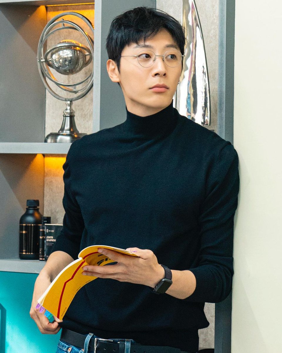 kdrama_menfess's tweet photo. •kdm• masih gak nyangka setelah nonton duty after school, lanjut nonton waikiki, orang secakep ini berhasil bawain karakter seabsurd kibong 😭 https://t.co/8ozA1m7gAB