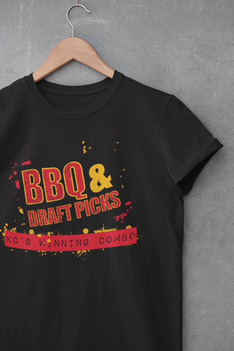 StadiumPrint's tweet photo. ๐The 2023 NFL draft is almost here
If you are in KC for the draft and you manage to get on TV wearing our BBQ & Draft Pick t-shirt (and are the first to tweet us proof) we'll send you one of our Len Dawson t-shirts
๐https://t.co/966MxM4qTs
#Competition #KansasCityDraft #rt https://t.co/7pTTVkjLAa
