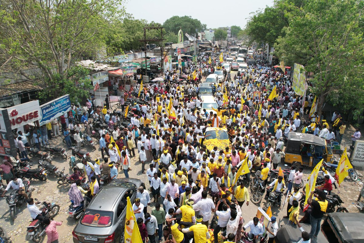 iam_Julakanti's tweet photo. నా జన్మదినం సందర్భంగా ప్రత్యక్షంగా మరియు సామాజిక మాధ్యమాల ద్వారా శుభాకాంక్షలు తెలియజేసిన తెలుగుదేశం పార్టీ జాతీయ పార్టీ అధ్యక్షులు నారా చంద్రబాబు నాయుడు గారికి,మా యువనయకులు నారా లోకేష్ గారికి, తెలుగుదేశం పార్టీ కుటుంబసభ్యులకు అందరికీ హృదయపూర్వక కృతజ్ఞతలు.

ఇంత పెద్ద సంఖ్యలో మీ ప్రేమాభిమానాలు ఆశీర్వాదాలు పొందటం నిజంగా నా అదృష్టం. 1/2