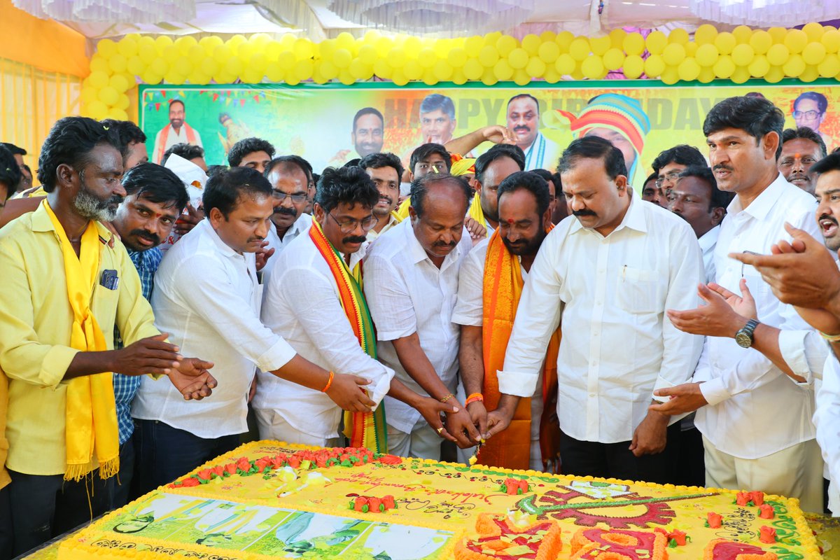 iam_Julakanti's tweet photo. నా జన్మదినం సందర్భంగా ప్రత్యక్షంగా మరియు సామాజిక మాధ్యమాల ద్వారా శుభాకాంక్షలు తెలియజేసిన తెలుగుదేశం పార్టీ జాతీయ పార్టీ అధ్యక్షులు నారా చంద్రబాబు నాయుడు గారికి,మా యువనయకులు నారా లోకేష్ గారికి, తెలుగుదేశం పార్టీ కుటుంబసభ్యులకు అందరికీ హృదయపూర్వక కృతజ్ఞతలు.

ఇంత పెద్ద సంఖ్యలో మీ ప్రేమాభిమానాలు ఆశీర్వాదాలు పొందటం నిజంగా నా అదృష్టం. 1/2